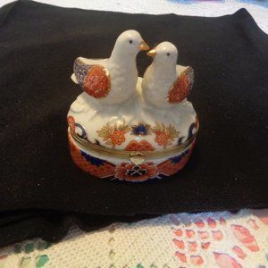 COQUETTE VINTAGE ASIAN KISSING BIRDS PRETTY HOLDER